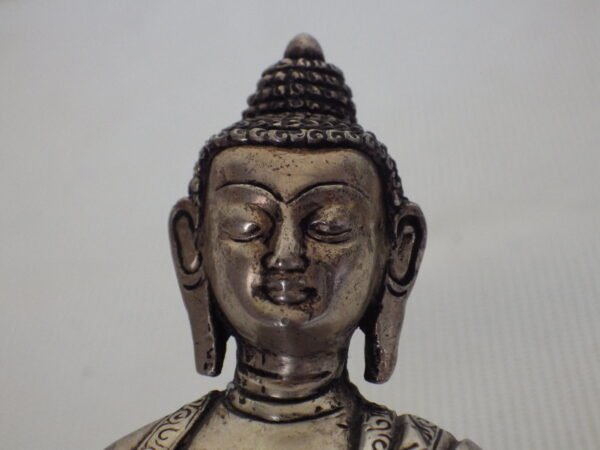 Siddharta Gautama, ou le Bouddha Shakyamuni (prise à la terre) - Bronze argenté - Népal – Image 11