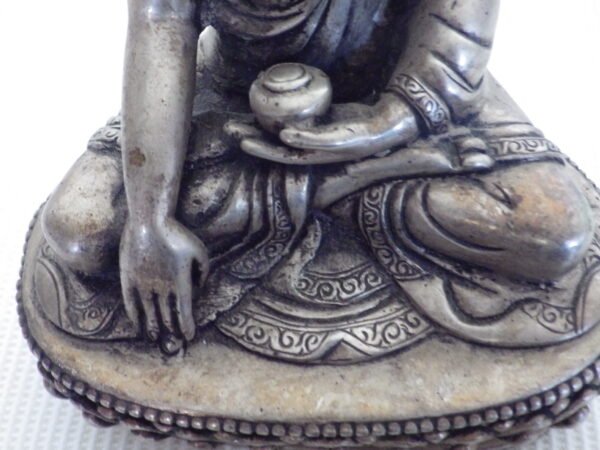 Siddharta Gautama, ou le Bouddha Shakyamuni (prise à la terre) - Bronze argenté - Népal – Image 12