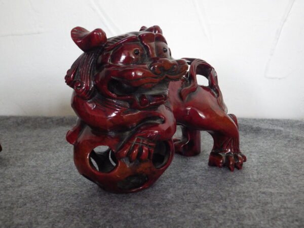 Paire de Chiens de Foo en bois sculpté - Bois - Chine - Milieu du XXème – Image 12