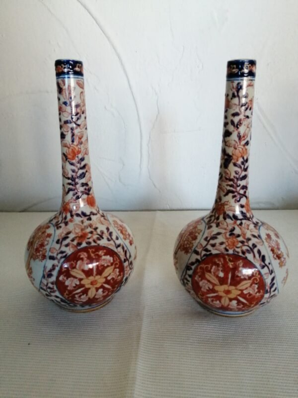 Duo de vases bouteille Imari ancien Japon XIXe – vue générale