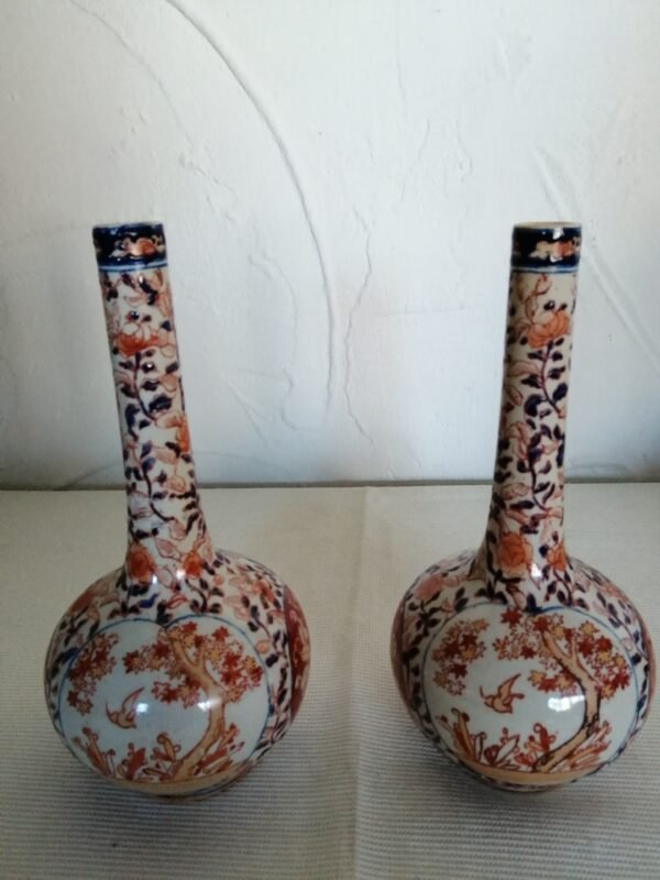 Détail des motifs floraux peints à la main sur vases Imari Arita XIXe