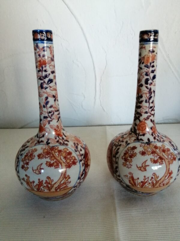 Détail des motifs floraux peints à la main sur vases Imari Arita XIXe