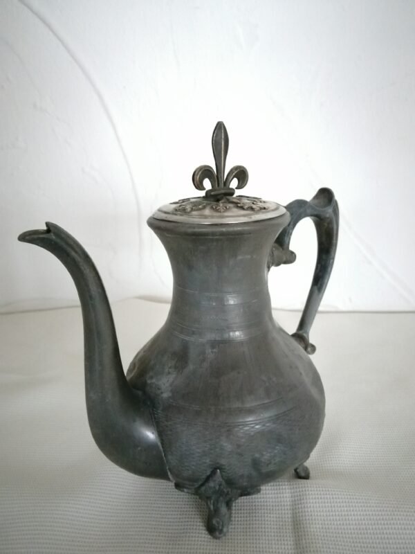 Ancienne cafetière en étain