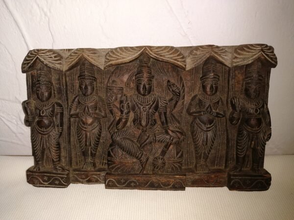 Bas-relief hindou en bois massif